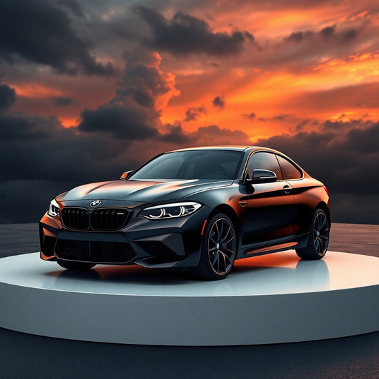 BMW M noire sublimée par un detailing premium sur un podium avec un ciel flamboyant en arrière-plan. Traitement de protection céramique, polissage et nettoyage intérieur réalisés par KhylWash à Faimes (Liège) pour une finition éclatante et une brillance longue durée.